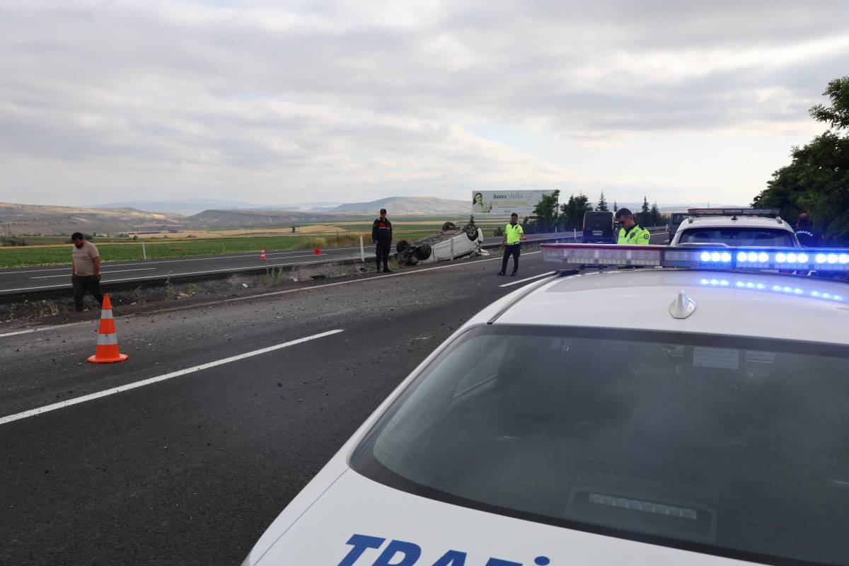 KONTROLDEN ÇIKAN OTOMOBİL TAKLA ATTI
