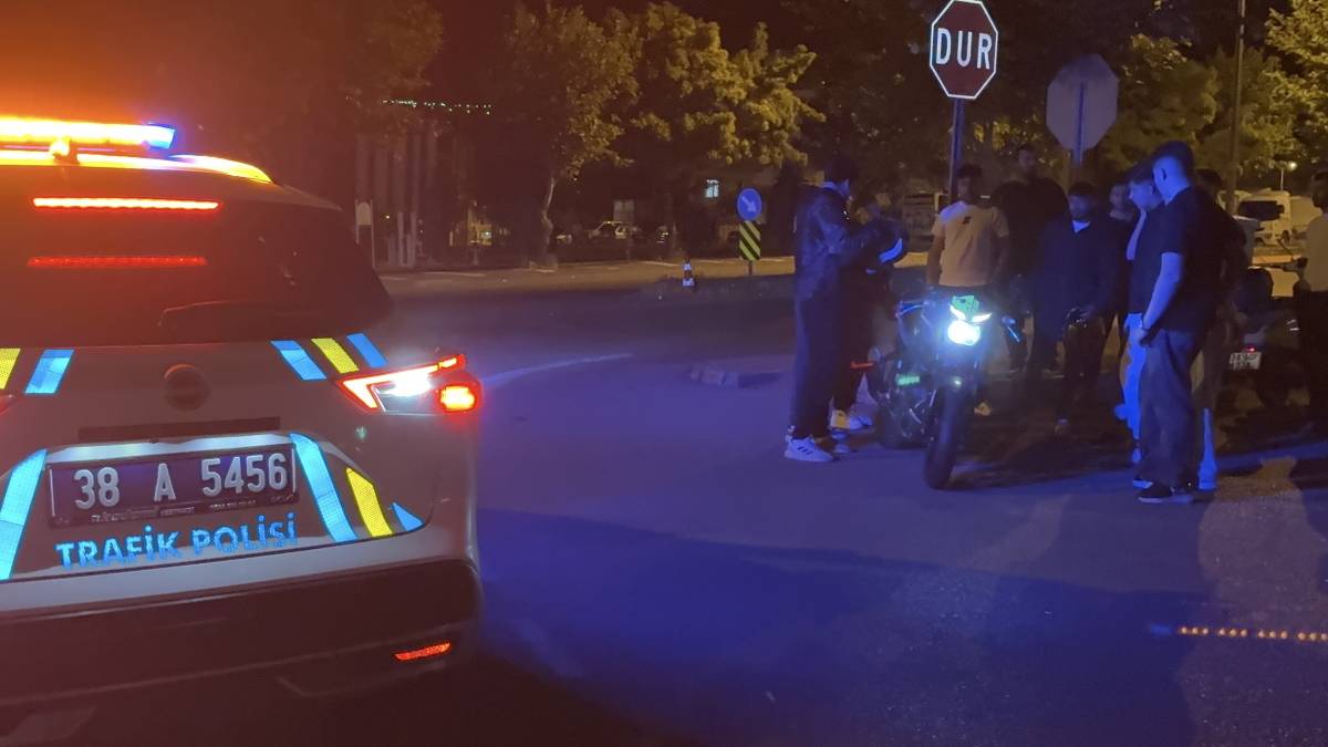 OTOMOBİLLE MOTOSİKLET ÇARPIŞTI: 1’İ AĞIR 2 YARALI