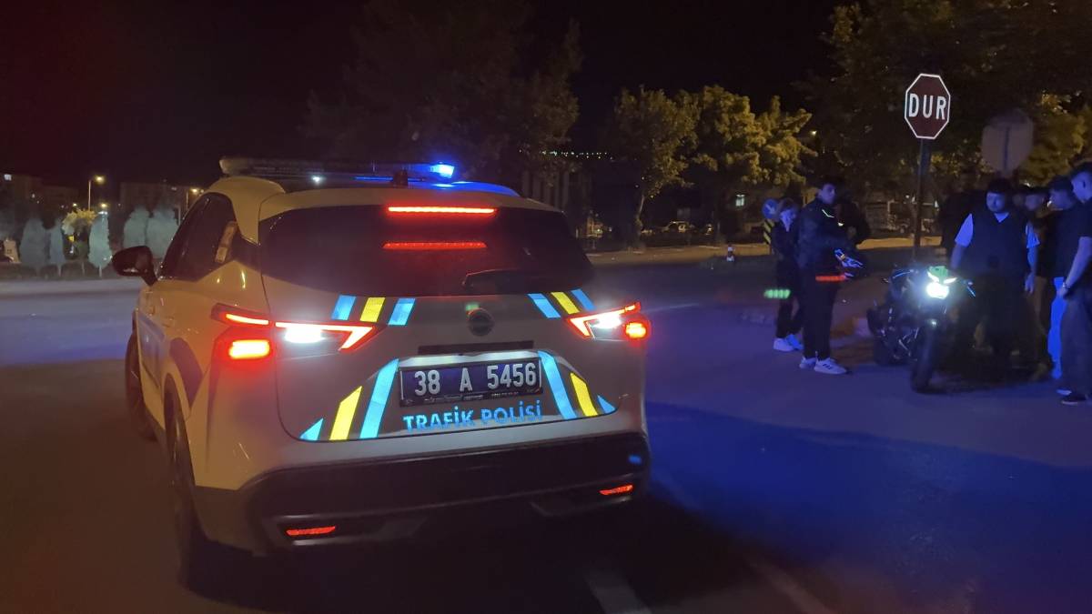 OTOMOBİLLE MOTOSİKLET ÇARPIŞTI: 1’İ AĞIR 2 YARALI