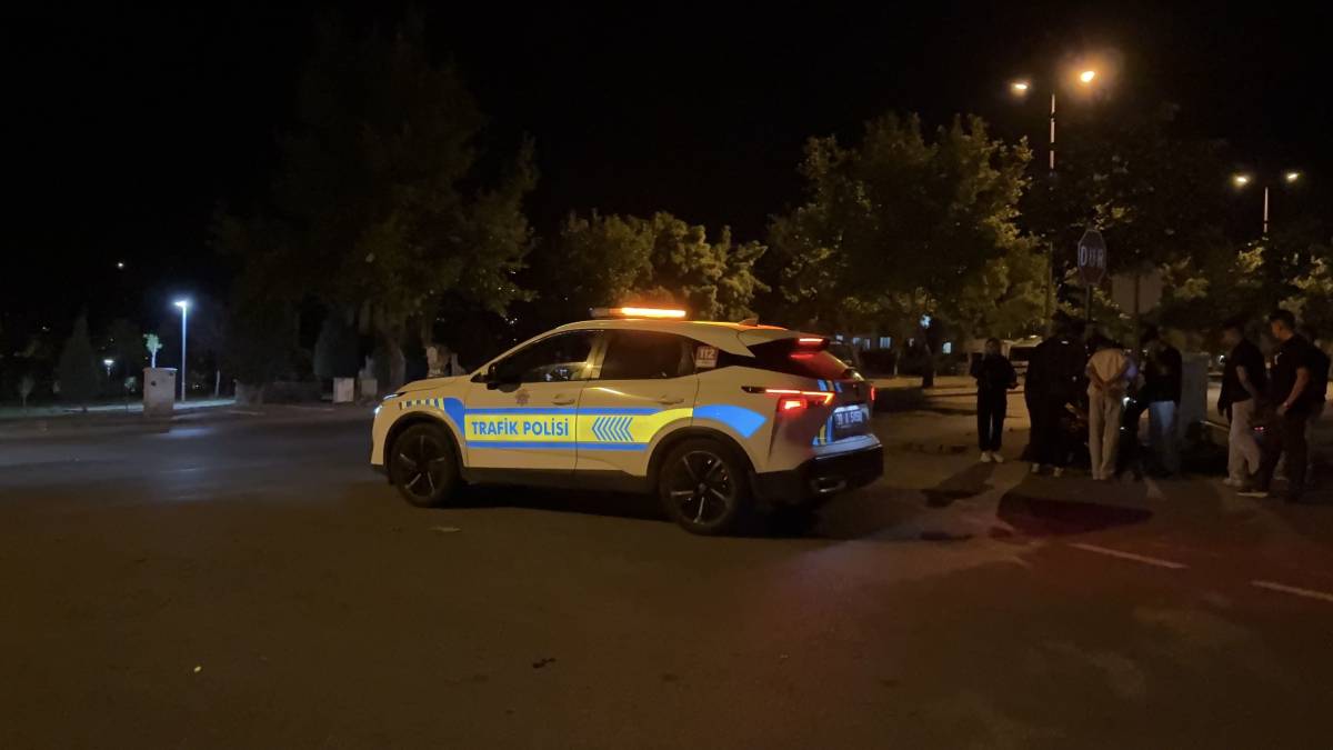 OTOMOBİLLE MOTOSİKLET ÇARPIŞTI: 1’İ AĞIR 2 YARALI