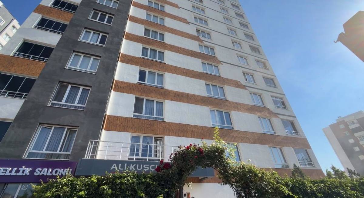 12 KATLI BİNANIN GÖREVLİ DAİRESİNDE YANGIN