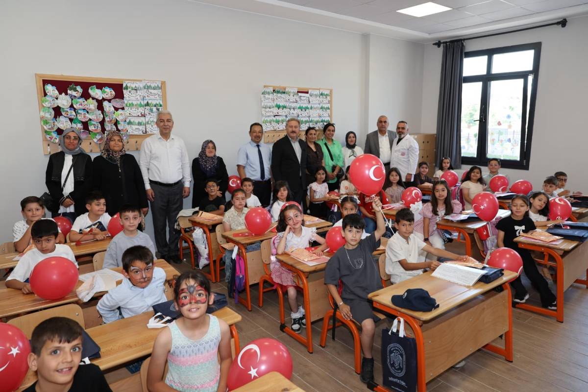 PALANCIOĞLU, ÖĞRENCİLERİN KARNE HEYECANINA ORTAK OLDU