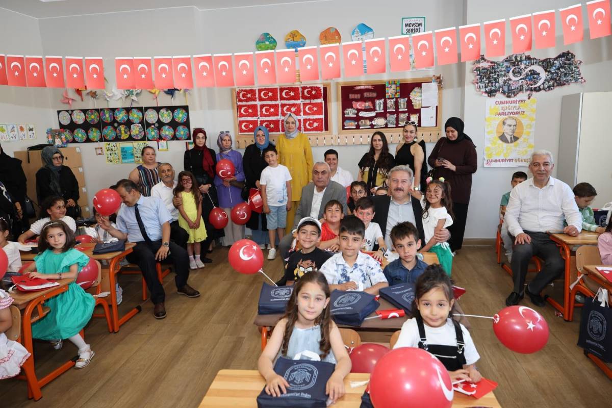 PALANCIOĞLU, ÖĞRENCİLERİN KARNE HEYECANINA ORTAK OLDU