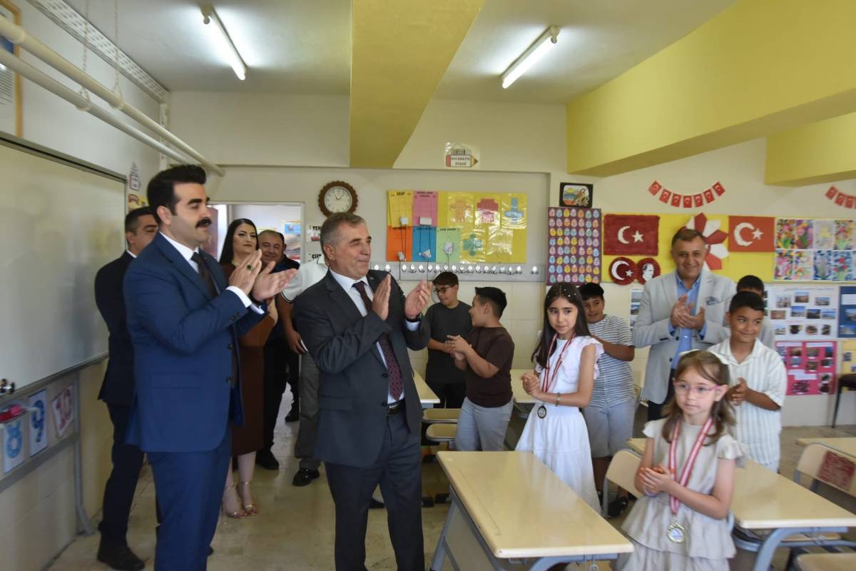 TOMARZA'DA PROTOKOL, ÖĞRENCİLERİN KARNE HEYECANINA ORTAK OLDU