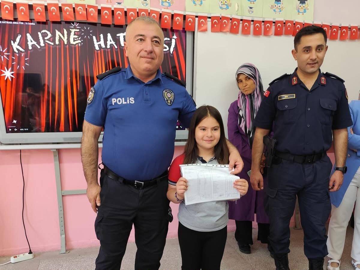 TOMARZA'DA PROTOKOL, ÖĞRENCİLERİN KARNE HEYECANINA ORTAK OLDU