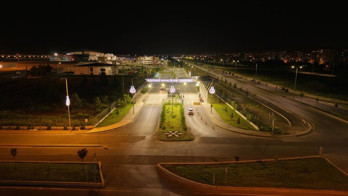HAVALİMANI YOLU GECELERİ RENKLİ GÖRÜNÜME KAVUŞUYOR