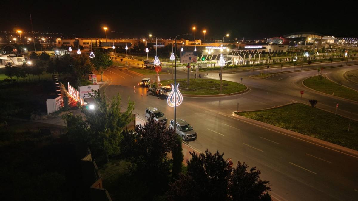 HAVALİMANI YOLU GECELERİ RENKLİ GÖRÜNÜME KAVUŞUYOR