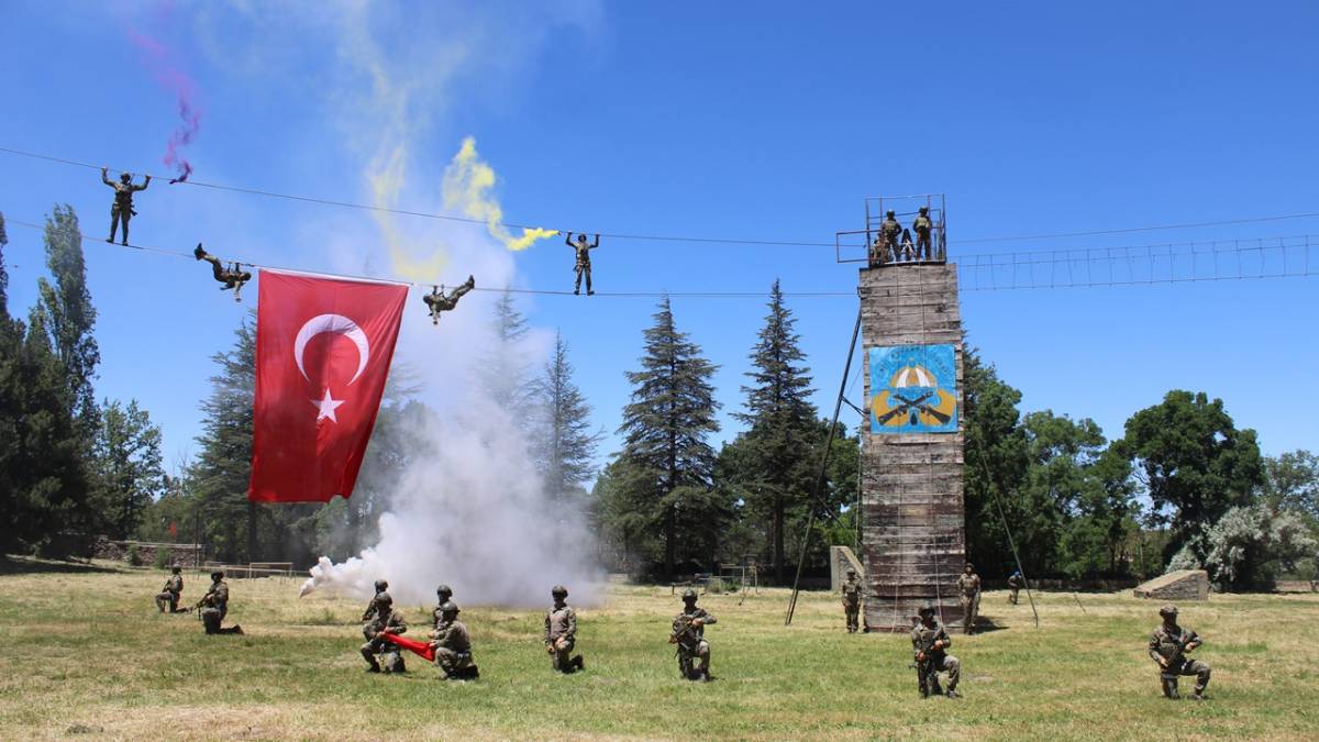 GÖSTERİLER NEFES KESTİ