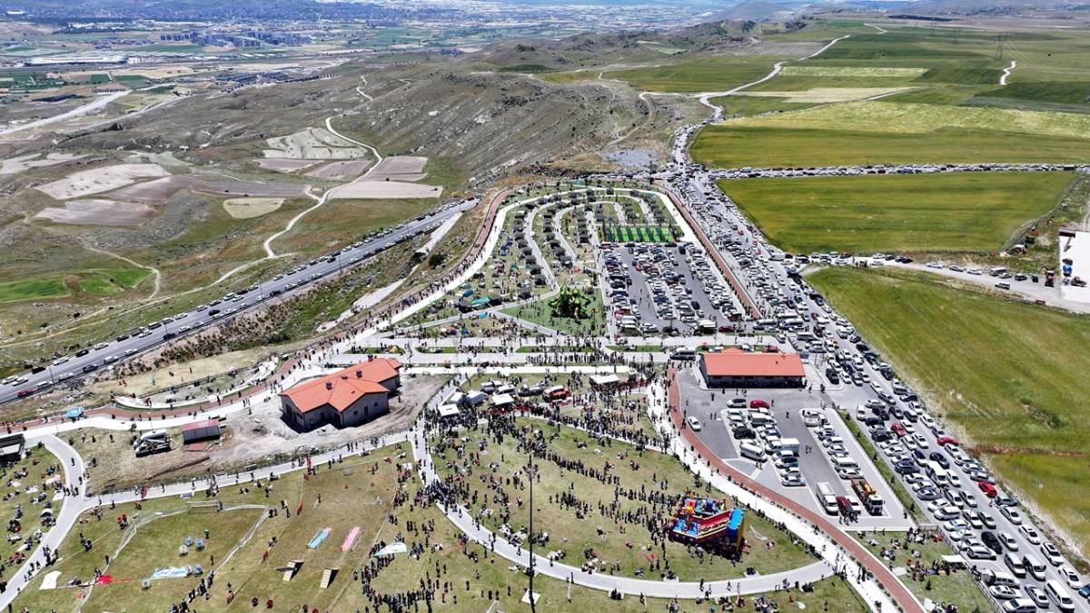 UÇURTMALAR GÖKYÜZÜNÜ RENKLENDİRDİ