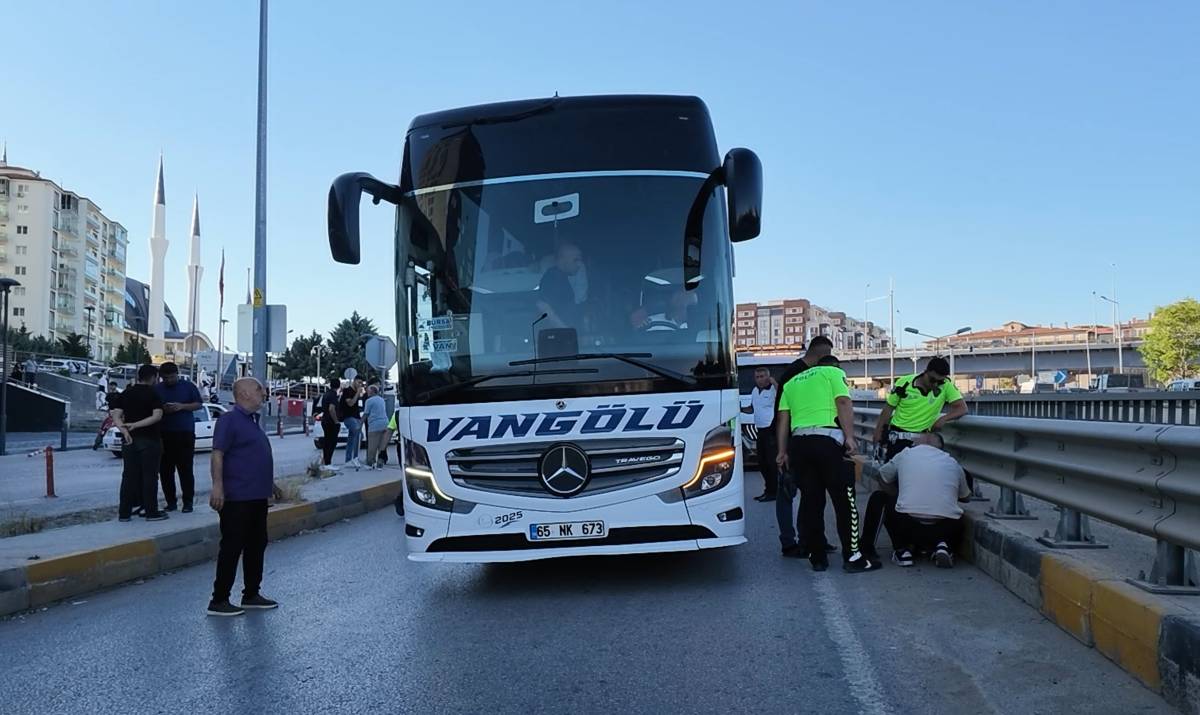 EHLİYETSİZ SÜRÜCÜ, OTOMOBİL VE YOLCU OTOBÜSÜNE ÇARPTI