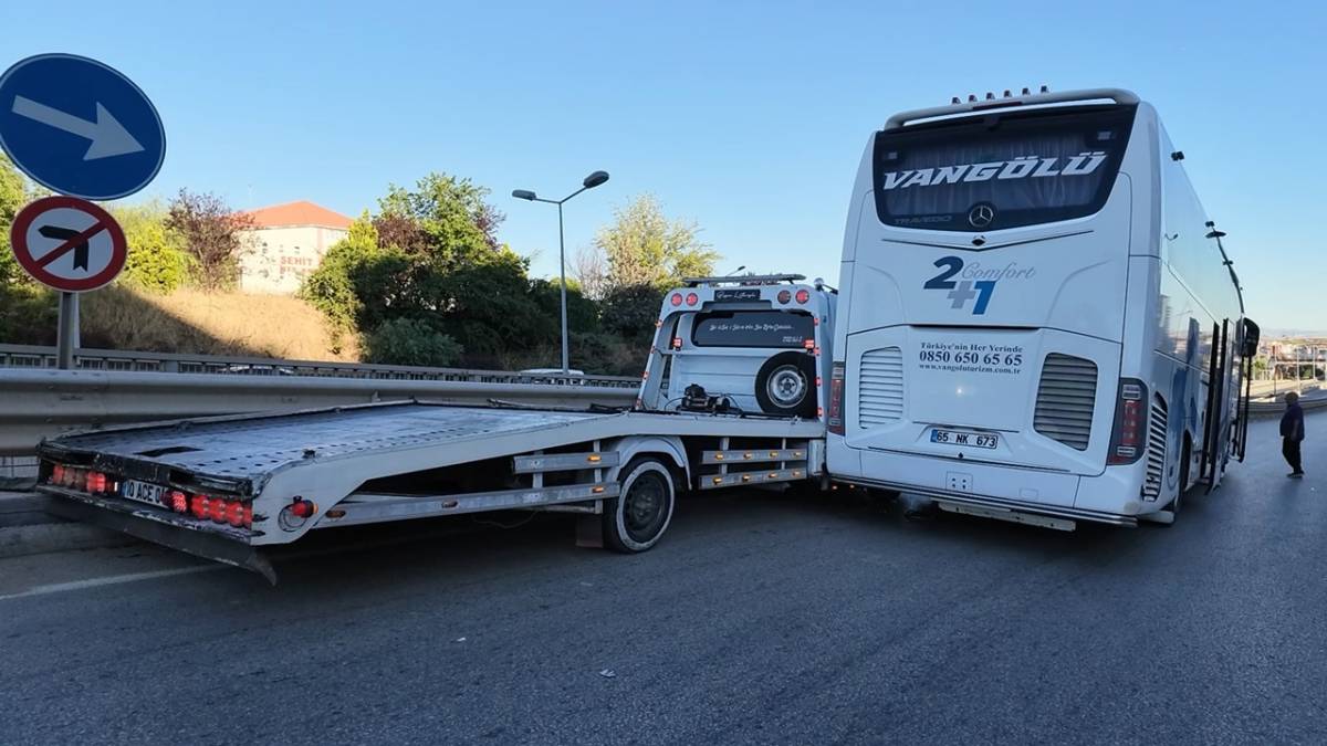EHLİYETSİZ SÜRÜCÜ, OTOMOBİL VE YOLCU OTOBÜSÜNE ÇARPTI