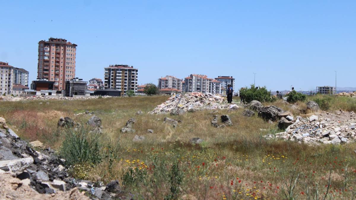 BOŞ ARAZİDE ERKEK CESEDİ BULUNDU