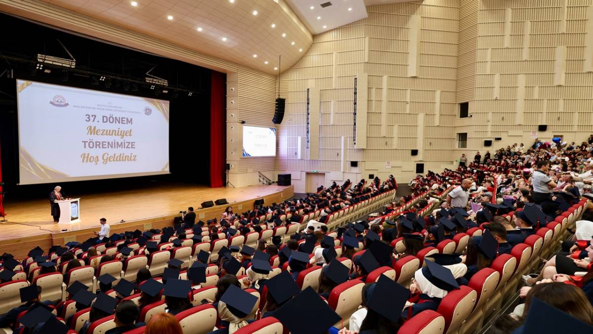 ERÜ SAĞLIK HİZMETLERİ MESLEK YÜKSEKOKULU YENİ MEZUNLARINI VERDİ