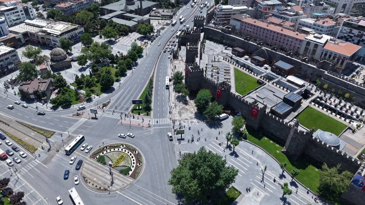 CUMHURİYET MEYDANI’NA TARİHİ DOKUNUŞ