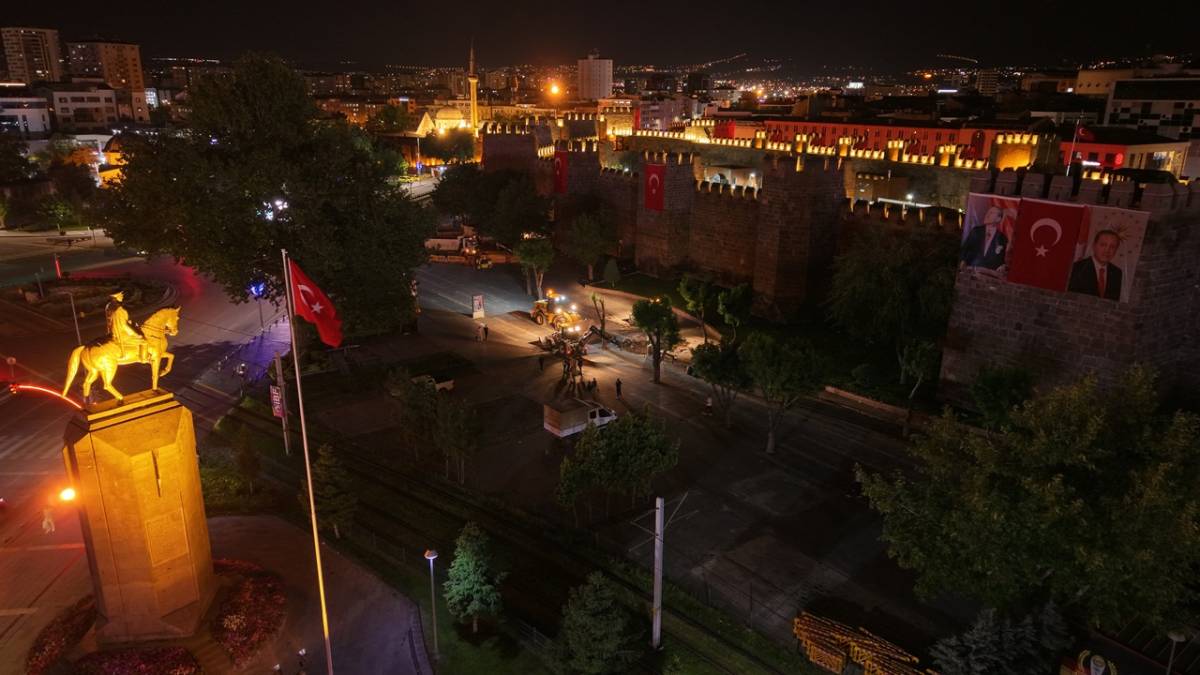 CUMHURİYET MEYDANI’NA TARİHİ DOKUNUŞ