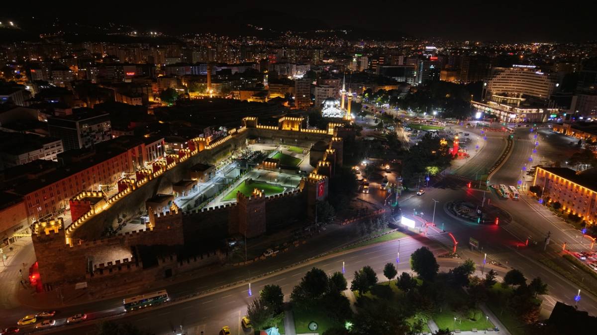 CUMHURİYET MEYDANI’NA TARİHİ DOKUNUŞ