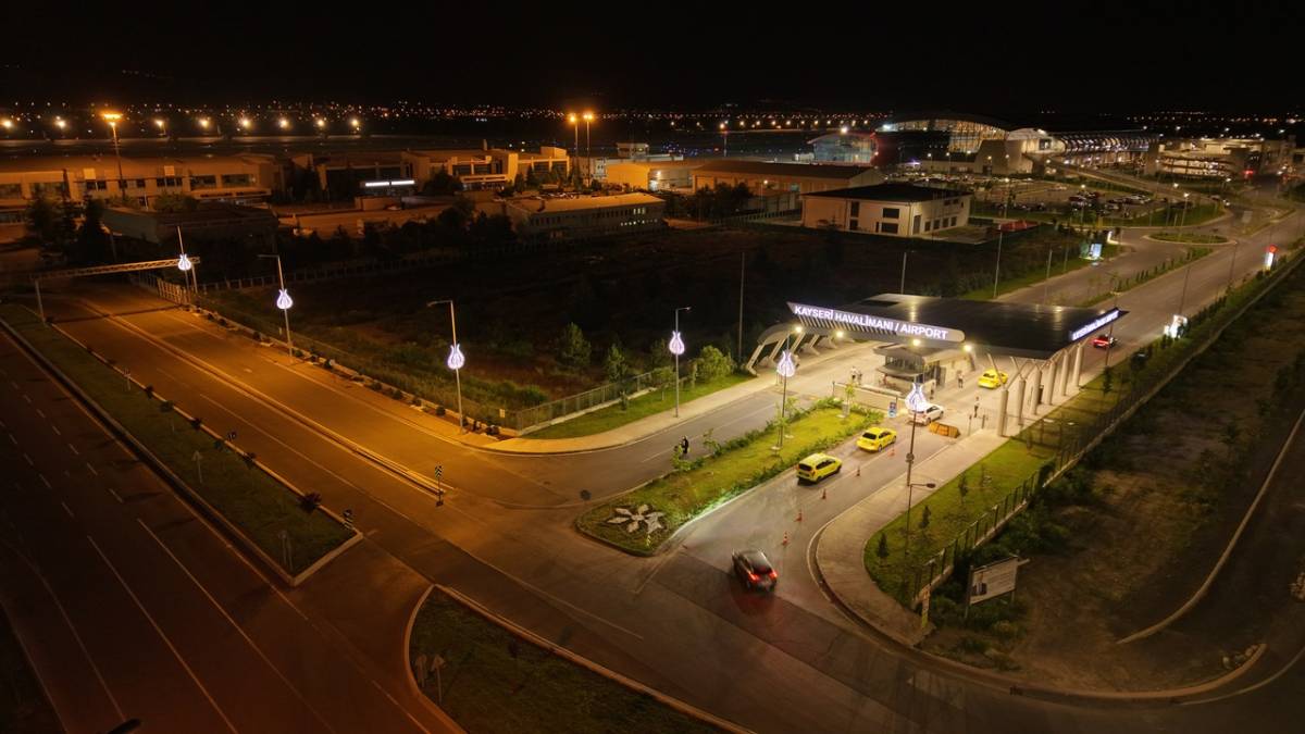 HAVALİMANI YOLU GECELERİ RENKLİ GÖRÜNÜME KAVUŞUYOR