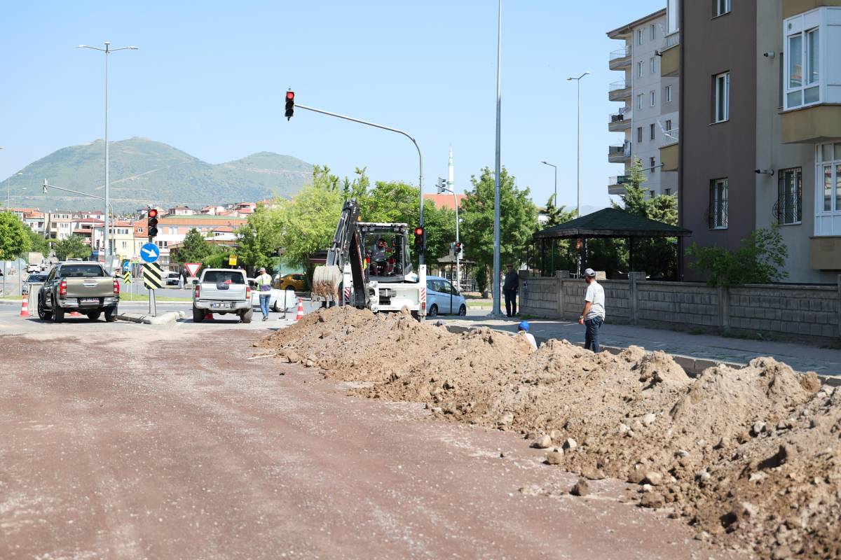 MELİKGAZİ BELEDİYESİ’NDEN ASFALT ATAĞI