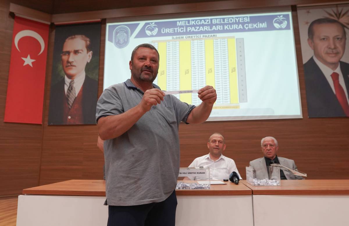 MELİKGAZİ BELEDİYESİ ÜRETİCİ PAZARI İÇİN KURA ÇEKİMİ YAPILDI