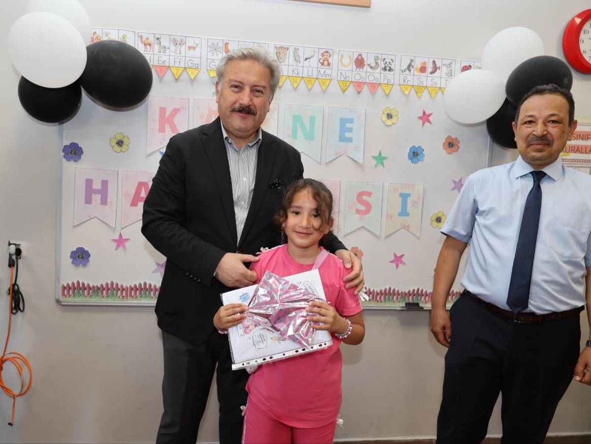 PALANCIOĞLU, ÖĞRENCİLERİN KARNE HEYECANINA ORTAK OLDU