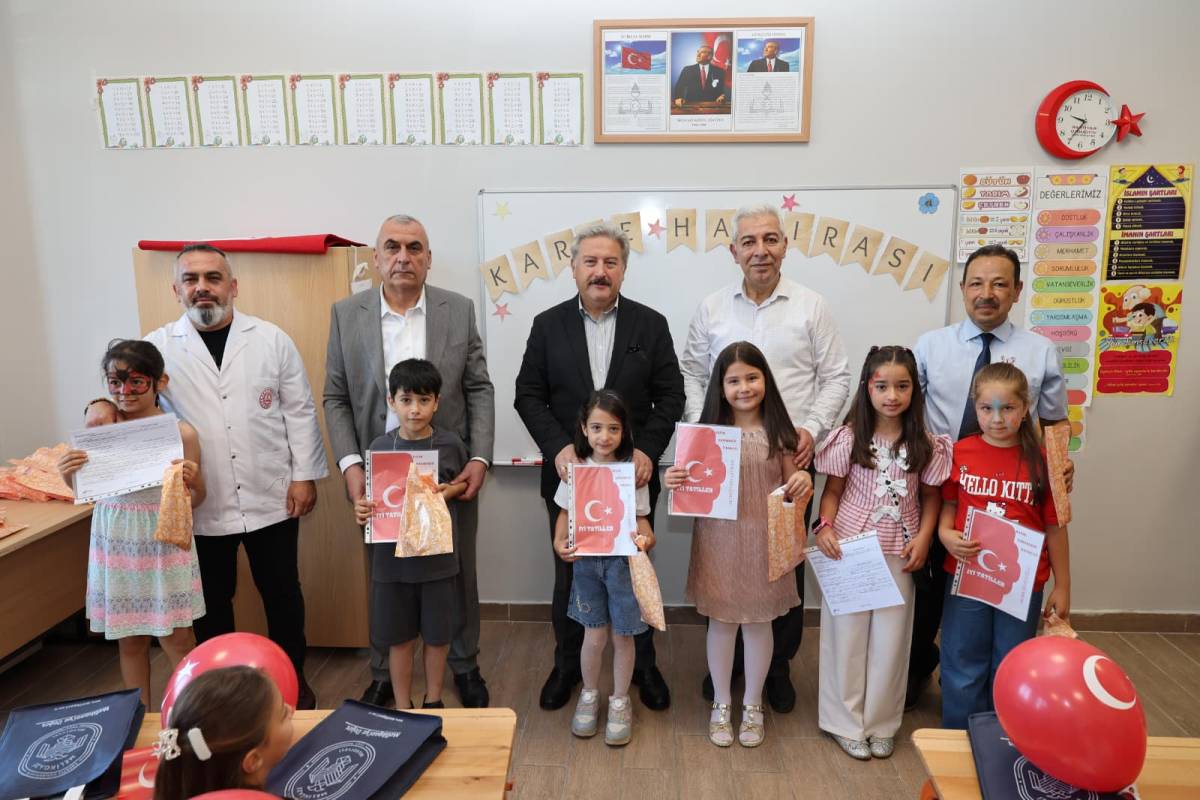 PALANCIOĞLU, ÖĞRENCİLERİN KARNE HEYECANINA ORTAK OLDU