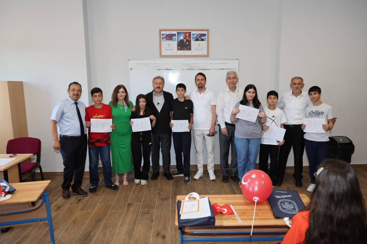 PALANCIOĞLU, ÖĞRENCİLERİN KARNE HEYECANINA ORTAK OLDU