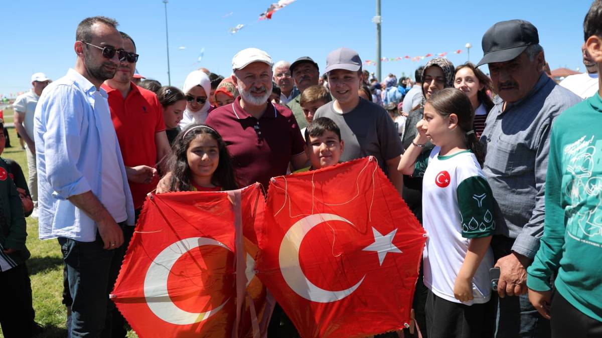 UÇURTMALAR GÖKYÜZÜNÜ RENKLENDİRDİ