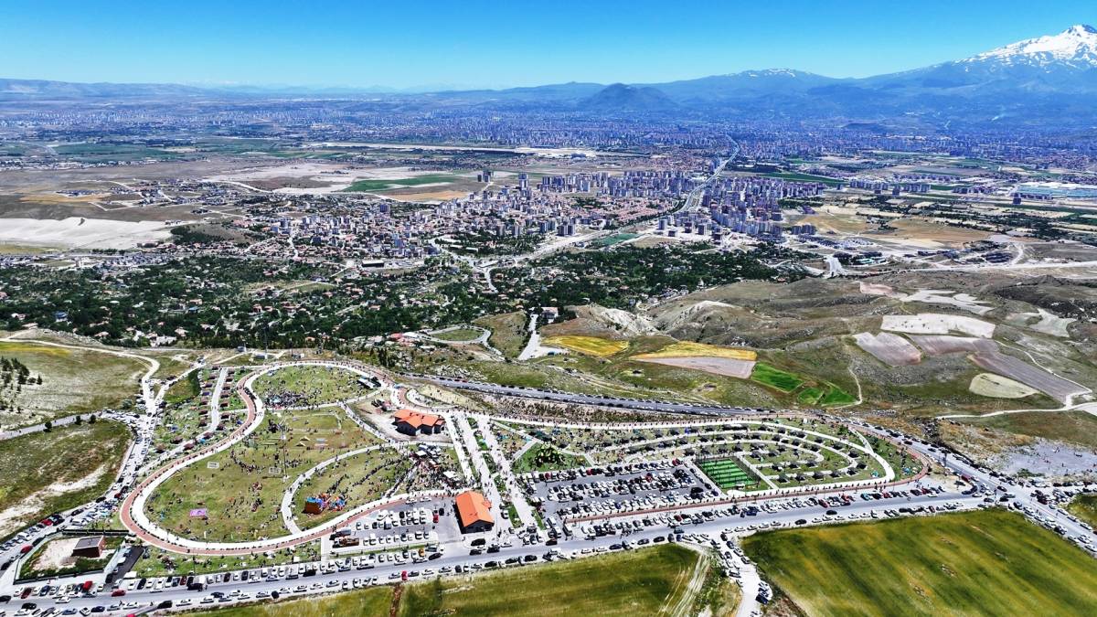 UÇURTMALAR GÖKYÜZÜNÜ RENKLENDİRDİ