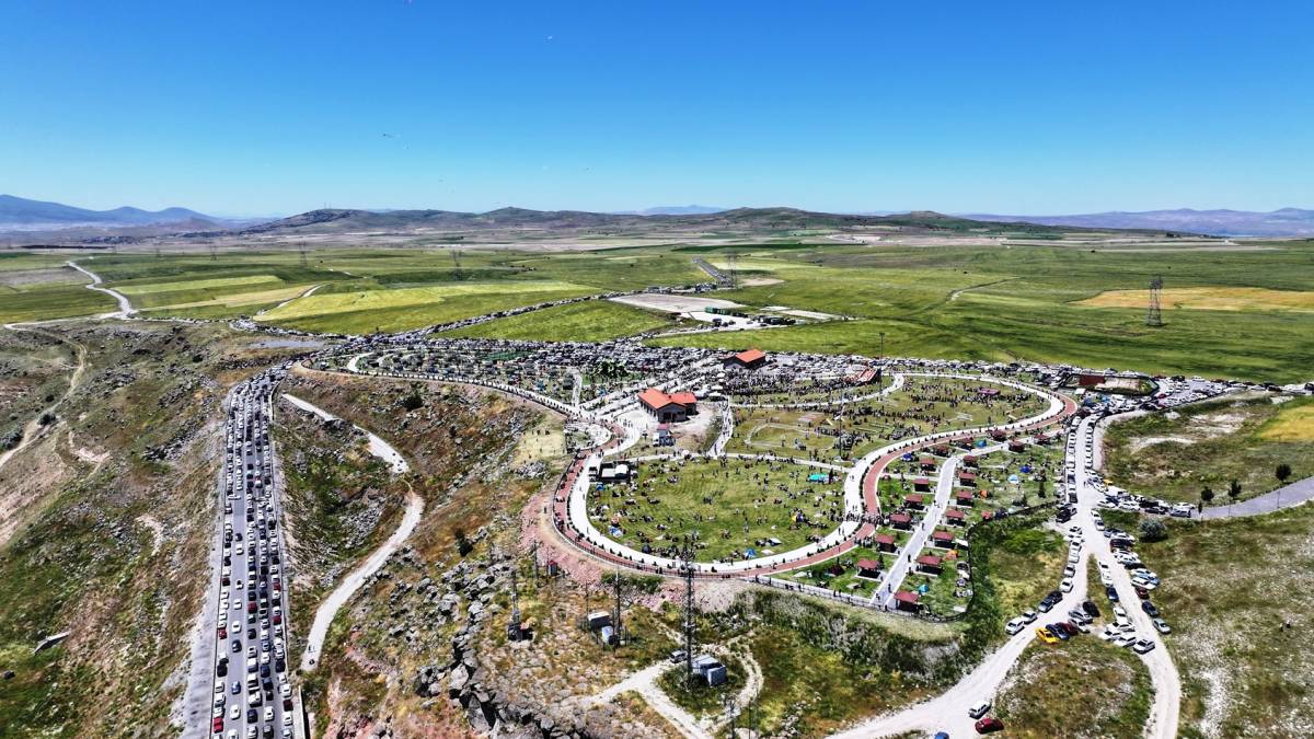 UÇURTMALAR GÖKYÜZÜNÜ RENKLENDİRDİ