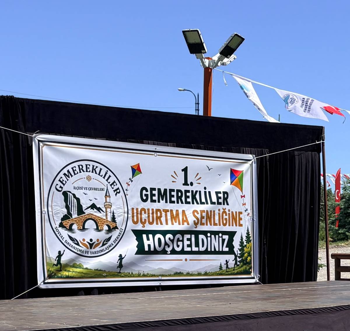 GEMEREKLİLER DERNEĞİ’NİN 1. UÇURTMA ŞENLİĞİ YOĞUN KATILIMLA GERÇEKLEŞTİ