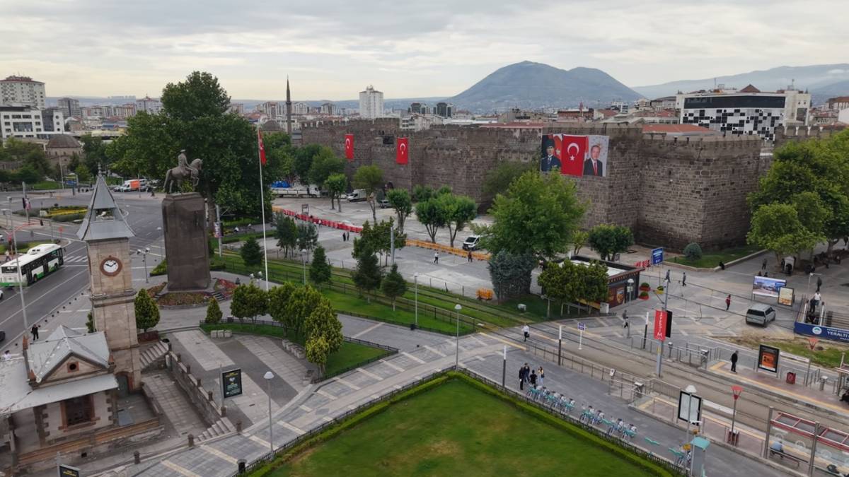 BÜYÜKKILIÇ'TAN CUMHURİYET MEYDANI'NDAKİ BÜYÜK DÖNÜŞÜME YAKIN TAKİP