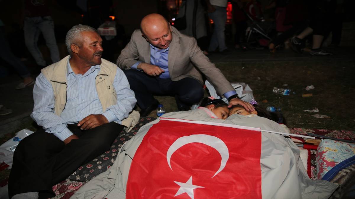 “15 TEMMUZ, DİRİLİŞİN VE DİRENİŞİN ADIDIR”
