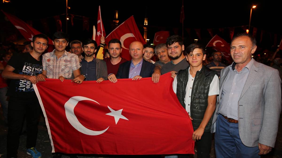 “15 TEMMUZ, DİRİLİŞİN VE DİRENİŞİN ADIDIR”
