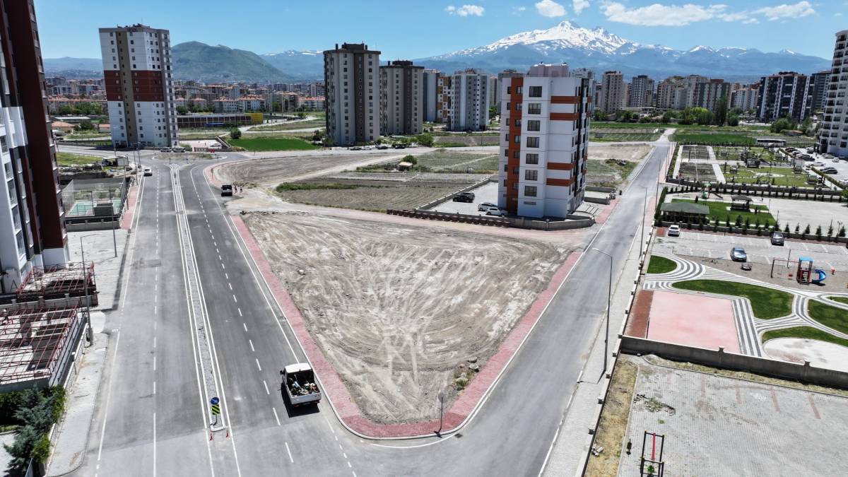 ÇOLAKBAYRAKDAR: “HER YENİ PARK, ŞEHRİMİZE KAZANDIRILAN YENİ BİR NEFESTİR”