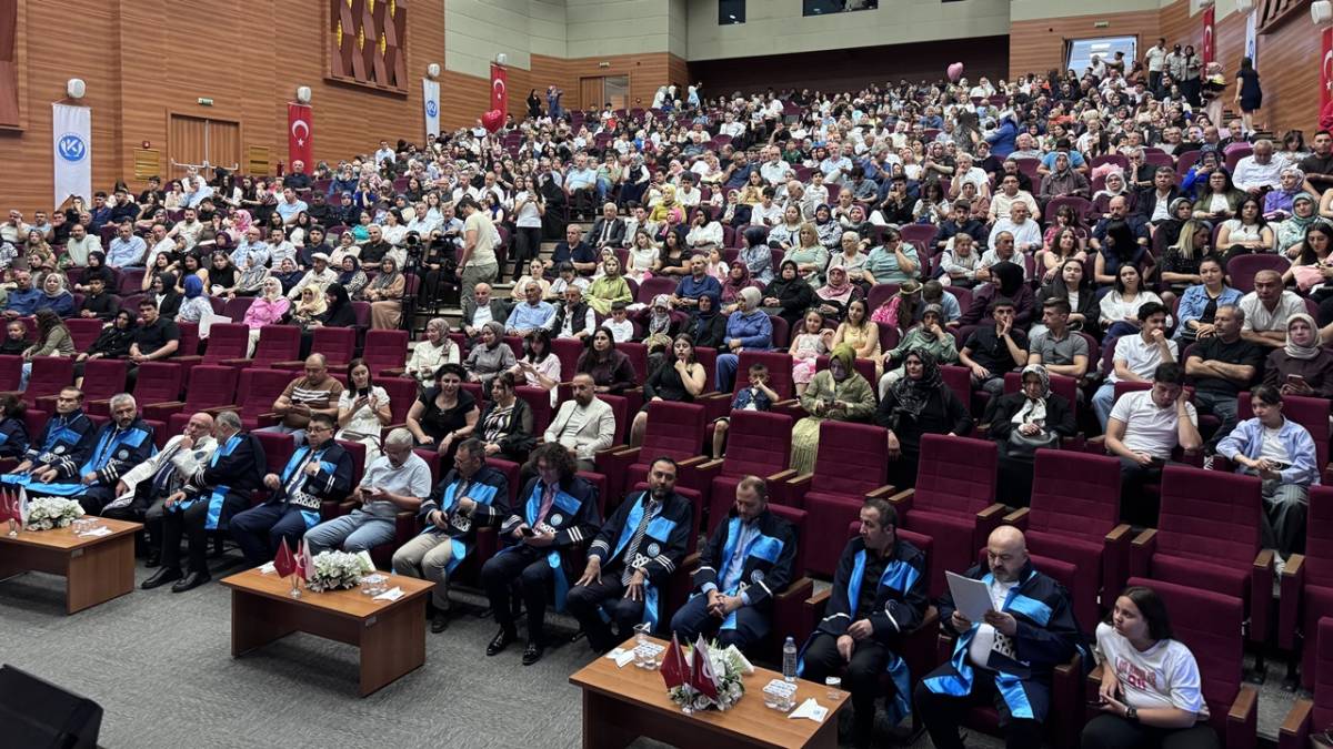 KAYÜ UYGULAMALI BİLİMLER FAKÜLTESİ'NDE MEZUNİYET SEVİNCİ