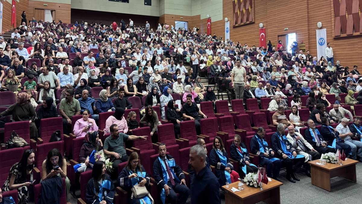 KAYÜ UYGULAMALI BİLİMLER FAKÜLTESİ'NDE MEZUNİYET SEVİNCİ