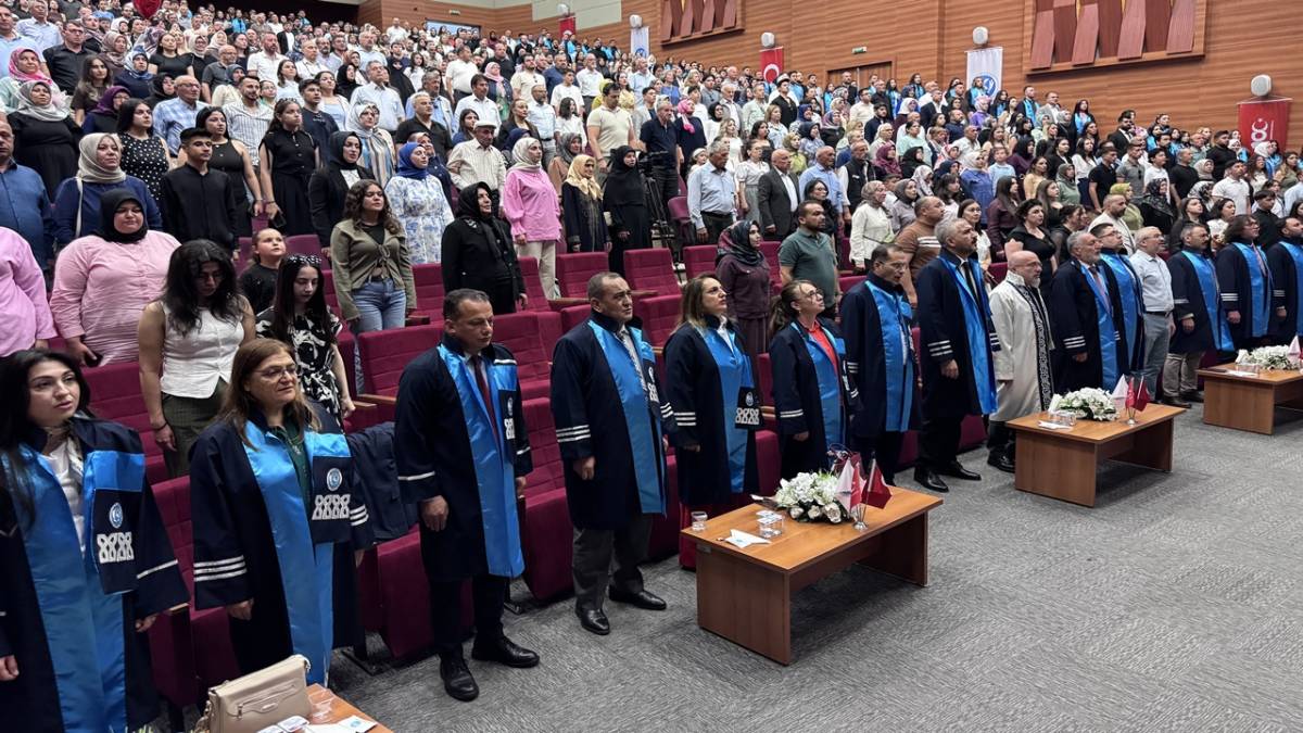 KAYÜ UYGULAMALI BİLİMLER FAKÜLTESİ'NDE MEZUNİYET SEVİNCİ