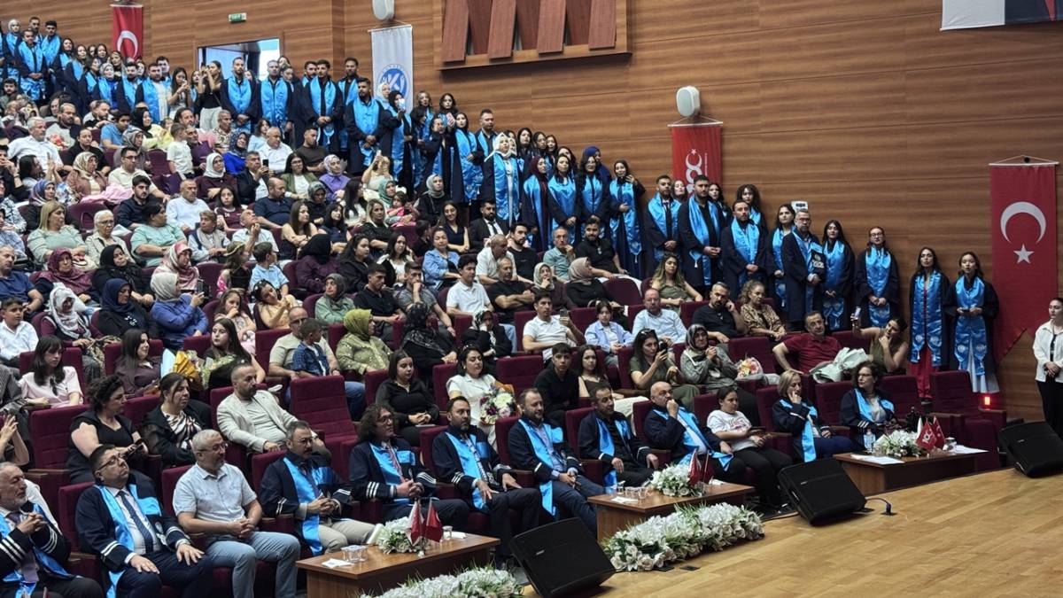 KAYÜ UYGULAMALI BİLİMLER FAKÜLTESİ'NDE MEZUNİYET SEVİNCİ