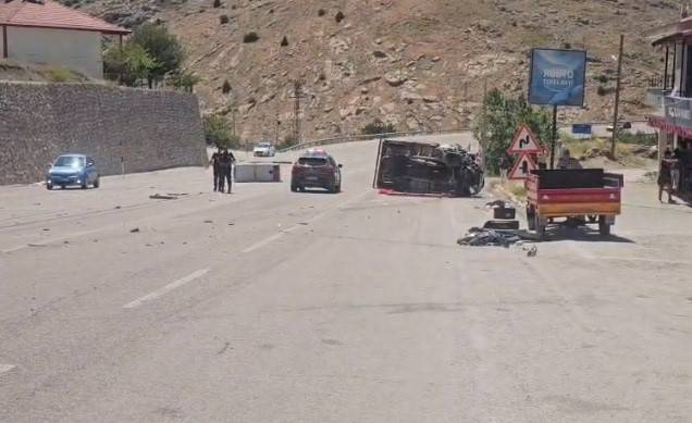 MALATYA'DA İKİ PİKAP ÇARPIŞTI: 3 YARALI