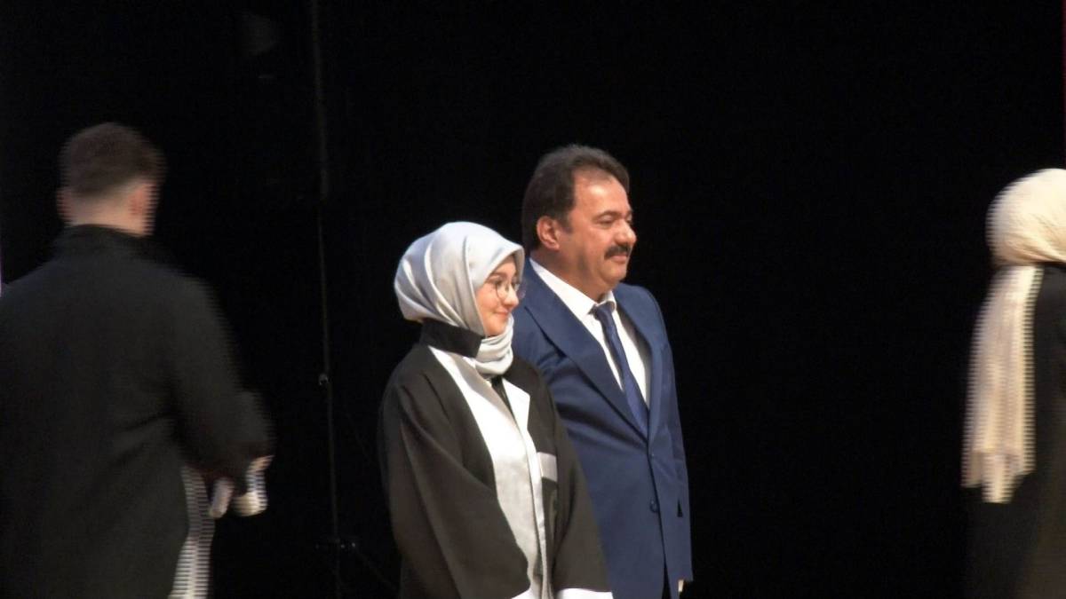 MÜDÜR MEZUN OLAN KIZINA DİPLOMASINI VERDİ