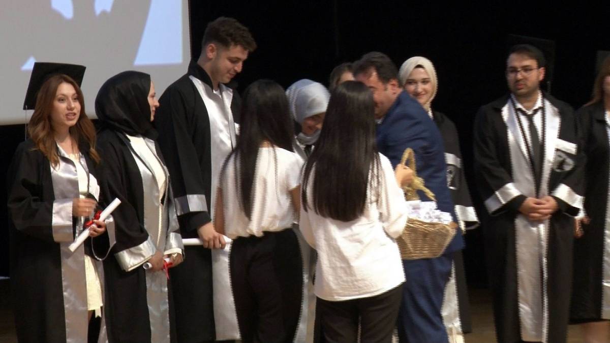 MÜDÜR MEZUN OLAN KIZINA DİPLOMASINI VERDİ