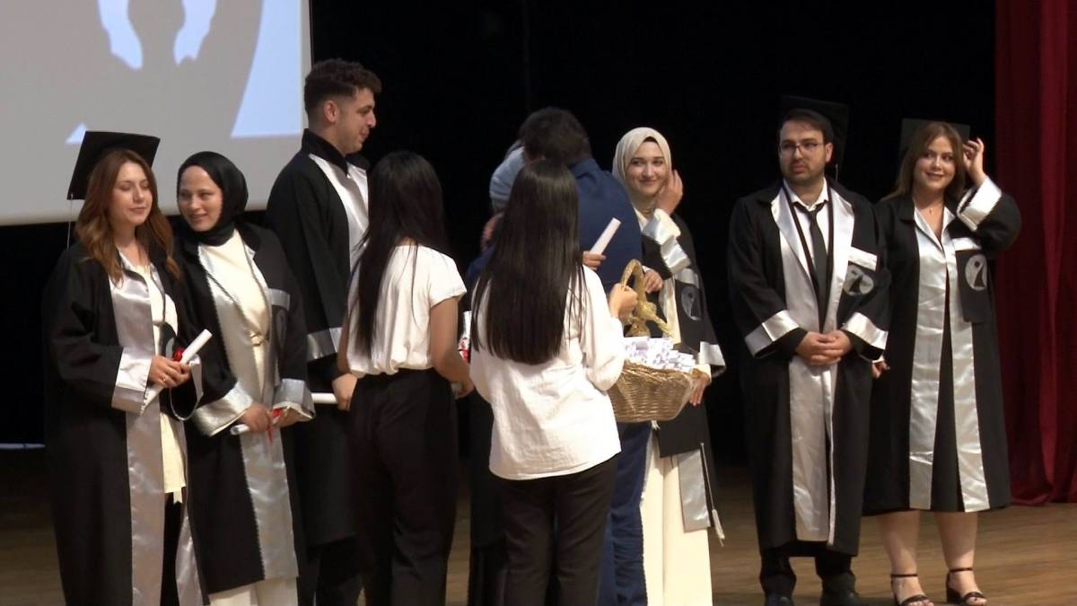 MÜDÜR MEZUN OLAN KIZINA DİPLOMASINI VERDİ