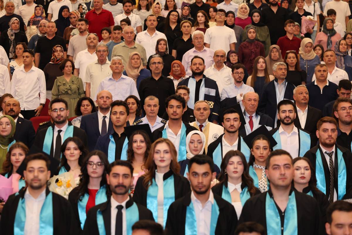 ERÜ HAVACILIK VE UZAY BİLİMLERİ FAKÜLTESİ’NDE MEZUNİYET SEVİNCİ