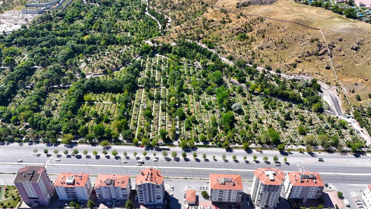 ASRİ MEZARLIKTA TEMİZLİK ÇALIŞMASI