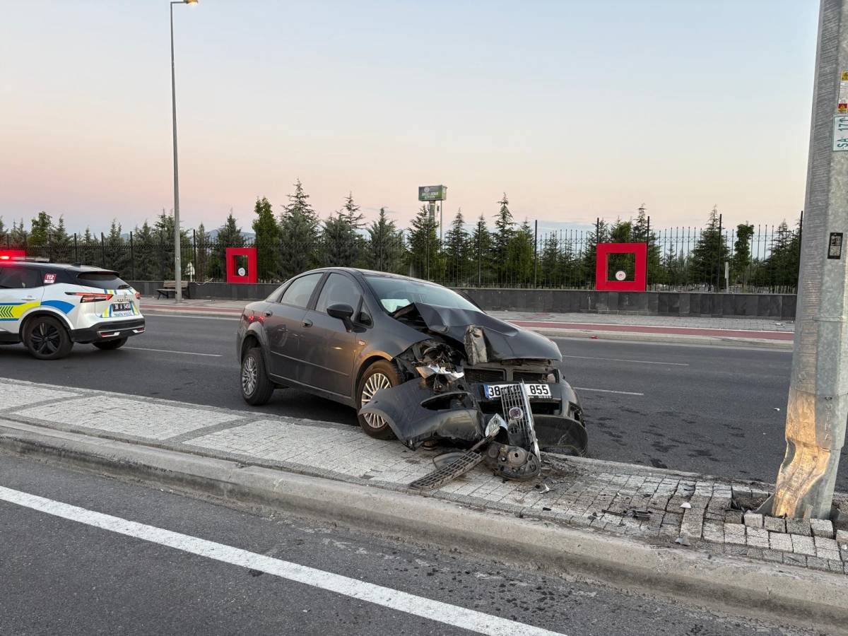OTOMOBİL AYDINLATMA DİREĞİNE ÇARPTI: 1 YARALI