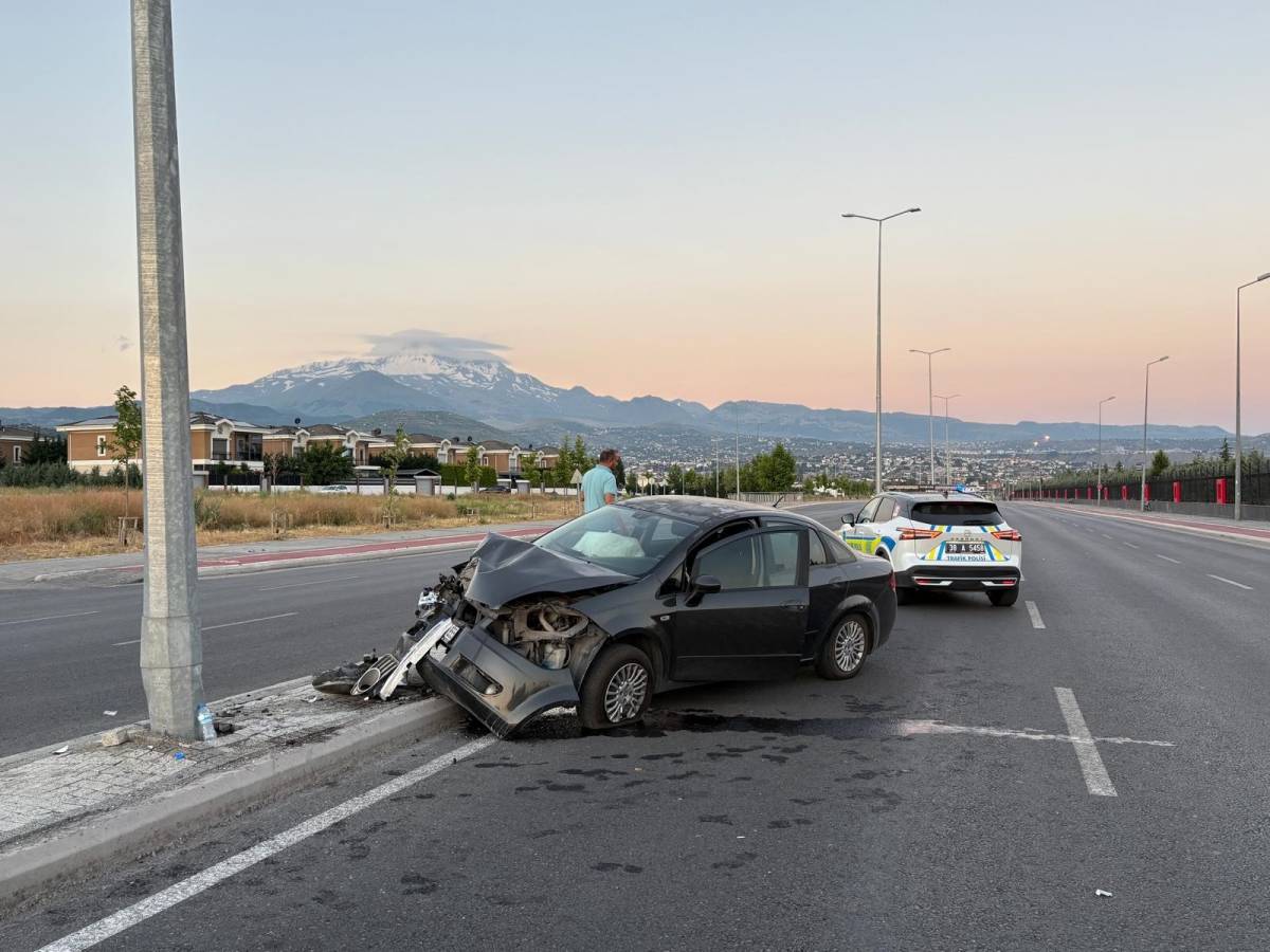 OTOMOBİL AYDINLATMA DİREĞİNE ÇARPTI: 1 YARALI