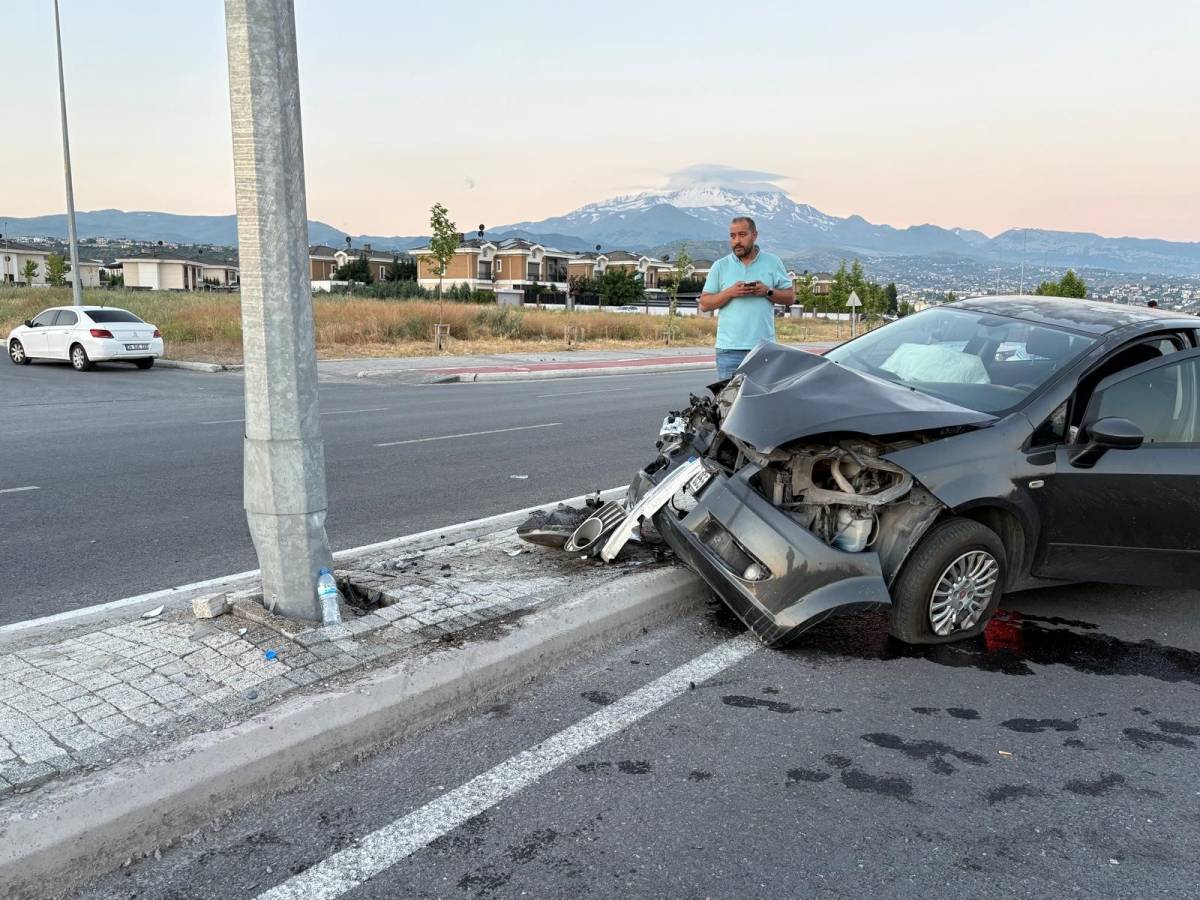 OTOMOBİL AYDINLATMA DİREĞİNE ÇARPTI: 1 YARALI