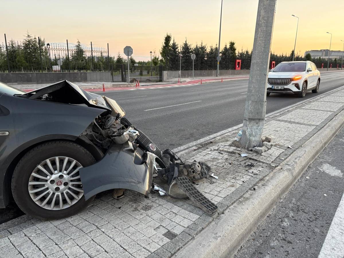 OTOMOBİL AYDINLATMA DİREĞİNE ÇARPTI: 1 YARALI