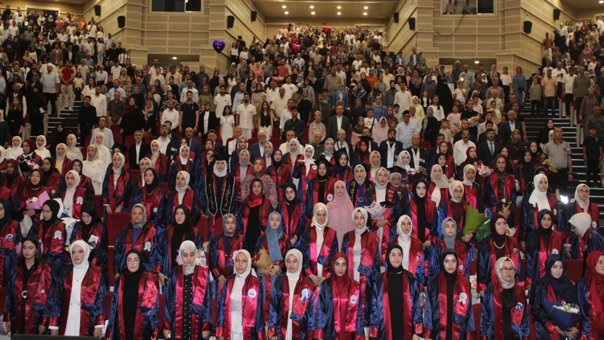 242 GENÇ İLAHİYATÇI MEZUN OLDU