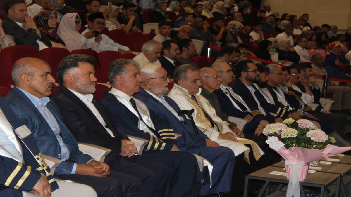 242 GENÇ İLAHİYATÇI MEZUN OLDU
